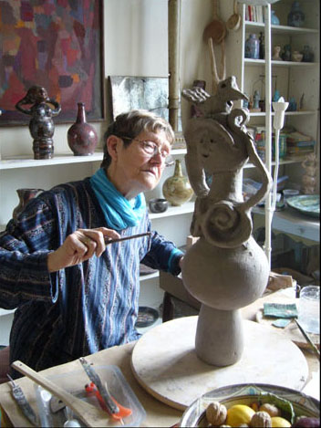 portrait d'Yvette Libert en train de fa&ccedil;onner une statuette &agrave; la main